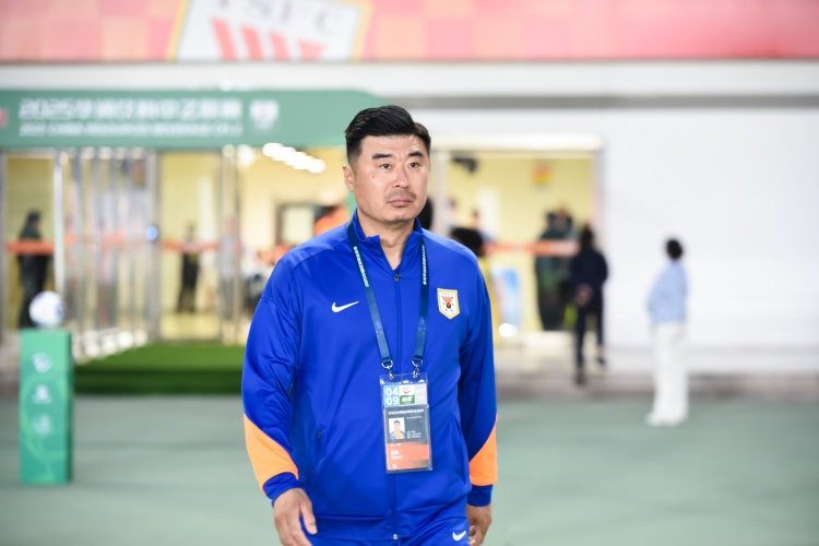 半岛体育APP-鲁媒：泰山适应三中卫但问题未完全解决 主打地面配合激活瓦科